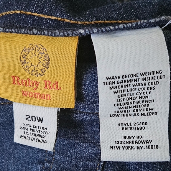 Ruby Rd. Plus jeans size 20. Faux pockets in front, frayed hem with gold stitch - Picture 5 of 5
